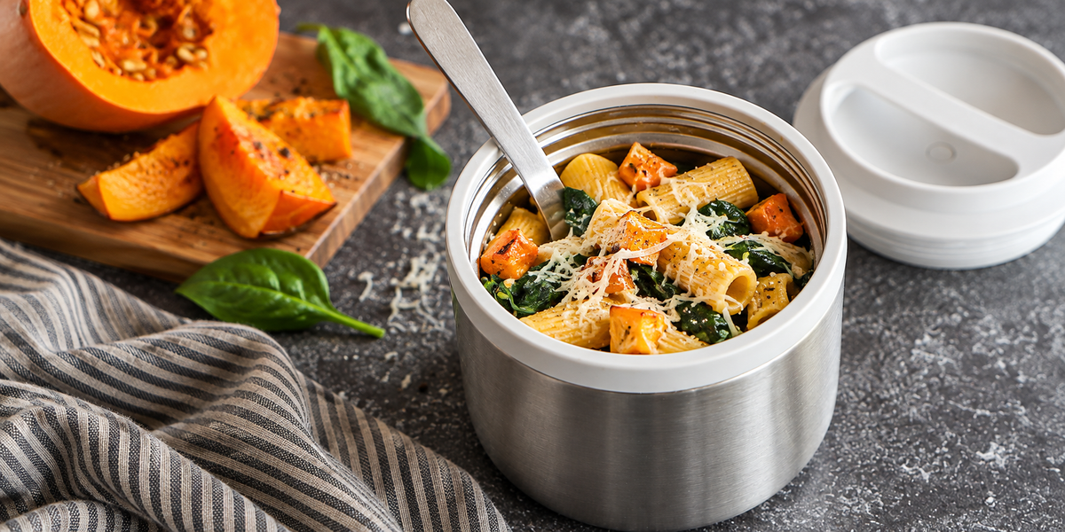 pumkin pasta with spinach and broth in lunch flask